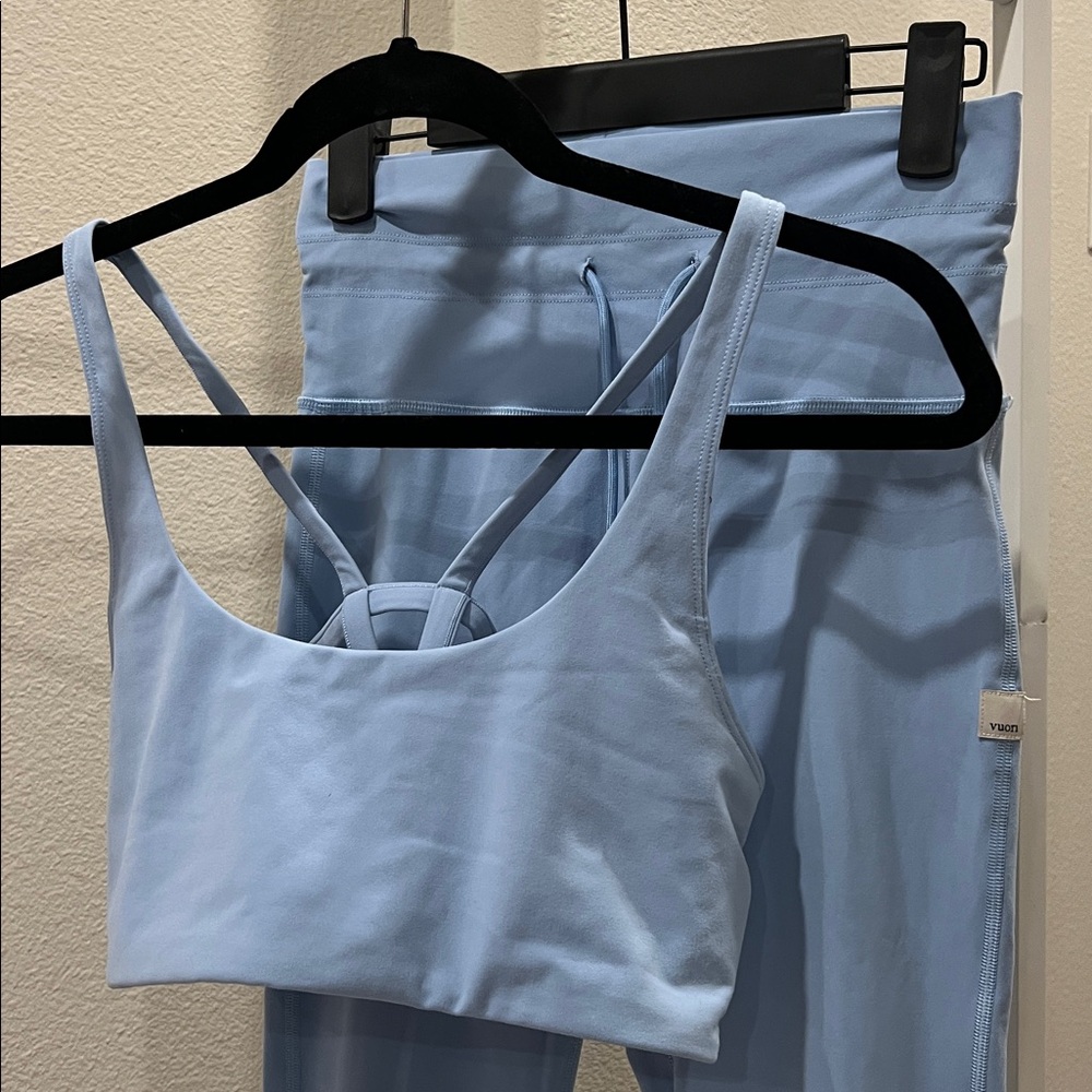 Vuori daily legging + matching bra in light blue